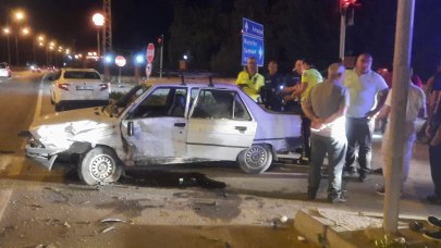 Kırmızı ışıkta geçmesi kazaya neden oldu: Çok sayıda yaralı