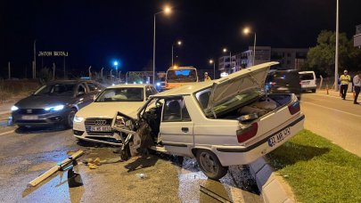 İki otomobil kafa kafaya çarpıştı: 2 yaralı