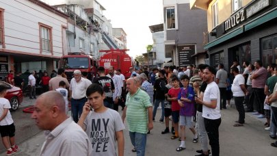 Muhtarın evi yandı, mahalleli sokağa döküldü