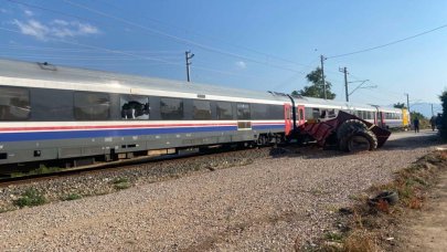 Yolcu treni traktöre çarptı: Yaralılar var