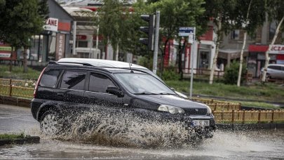 Kenti sağanak vurdu: Cadde ile sokaklarda su ile doldu