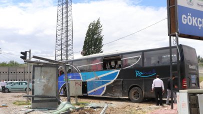 Otobüsü, minibüse çarpıp durağa daldı: 4 yaralı