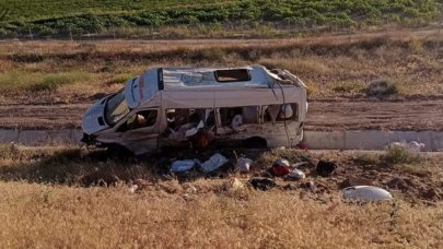 Aksaray'da işçileri taşıyan minibüs devrildi: Çok sayıda yaralı var