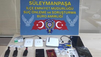 Ehliyet sınavı öncesi kopya düzeneğini test ederken yakalandılar