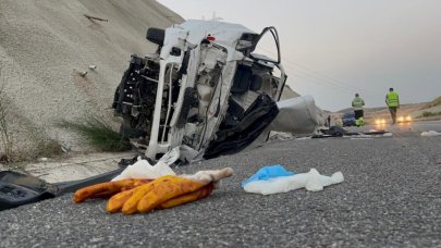 TIR'a çarpan kamyonet devrildi: 1 ölü, 1 yaralı