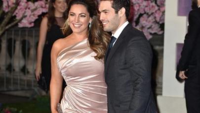 Kelly Brook'tan bu kez göğüs değil bacak dekoltesi