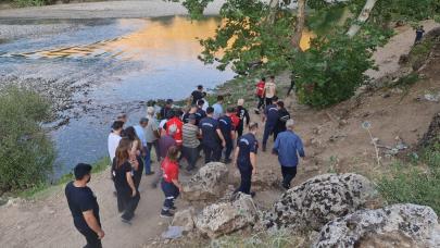 Serinlemek için girdiği nehirde can verdi