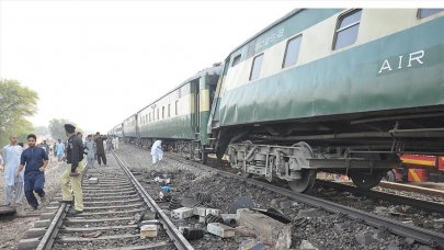 Yolcu treni raydan çıktı: 22 ölü, 50 yaralı