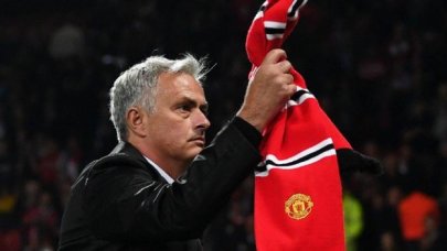 Manchester United Jose Mourinho'yu kovdu!