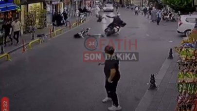 Elektrikli scooter ile motosikletin feci kazası! Genç kız havaya uçtu…