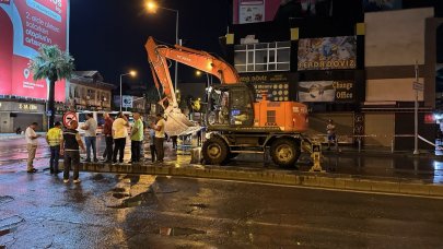 Su borusu patladı: Cadde trafiğe kapatıldı