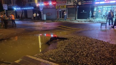 Kentin göbeğindeki su borusu patladı, asfalt yol çöktü!