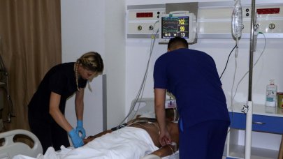 Hasta yakınlarının demir sopayla saldırdığı doktor ağır yaralı