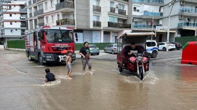 İlde bazı ev ve iş yerlerini su bastı