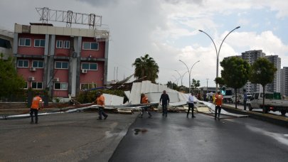 İli fırtına vurdu: Çatılar uçtu, ağaçlar yola düştü