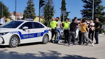 Eşine çarpan sürücüyü oğullarıyla birlikte darbetti