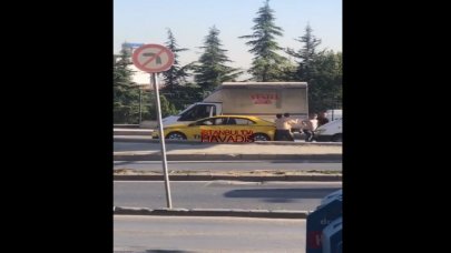 Trafikte tartışan sürücüler otoyolda kavgaya tutuştu