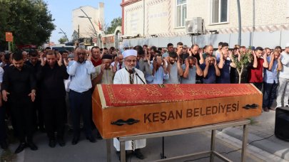 Koruda ölü bulunan şehit babası, toprağa verildi