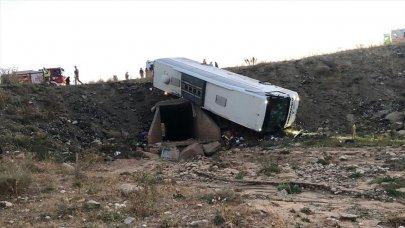 Yolcu otobüsü şarampole devrildi: 3 ölü, 22 yaralı