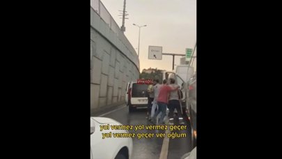 Trafikte kaynak kavgası kameraya yansıdı