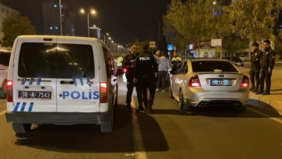 Polisin 'dur' ihtarından kaçtılar: Seyir halindeki otomobilde şoför değiştirdiler