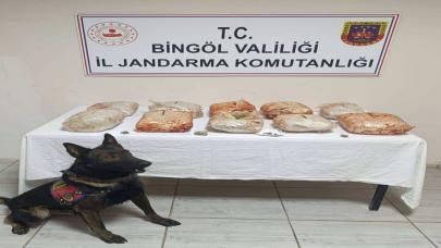 Otomobildeki salça kovaları ve patates çuvallarından 10 kilogram esrar çıktı