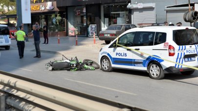 Motosikletli önce yayaya, sonra dolmuşa çarptı, hayatını kaybetti