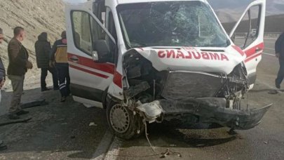 Hasta taşıyan ambulans kaza yaptı: Yaralılar var