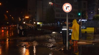 Sağanak yağış yüzünden cadde ve sokaklar göle döndü