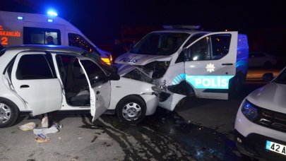 Dur ihtarına uymadı, takip sırasında polis aracına çarptı: Yaralılar var