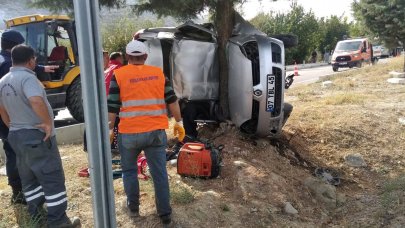 Baba ve oğulun feci sonu: Ağaca çarpan araçta hayatlarını kaybettiler