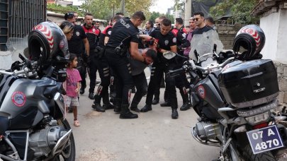 Polis tarafından durduruldu: Taksicinin boğazına bıçak dayayıp kaçmaya çalıştı