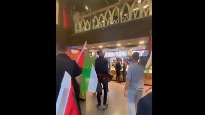 Fast food zincirinde bir protesto daha! Bir anda içeri daldılar…