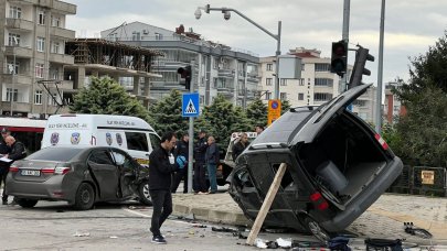 Sivil polis aracıyla hafif ticari araç çarpıştı: Yaralılar var