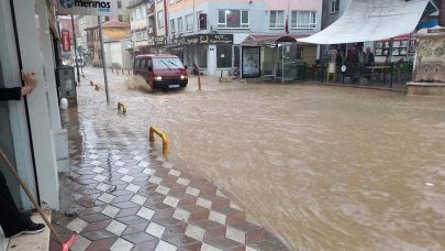 Aniden bastırdı vatandaşlara zor anlar yaşattı: 5 dakikalık sağanak, caddeyi göle çevirdi