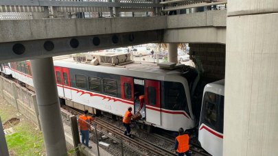 Korku dolu anlar: Metro raydan çıkarak duvara çarptı