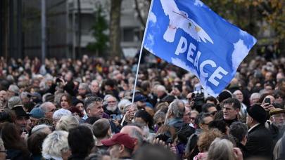 Paris'te sanat dünyası, Gazze'de barışın hakim olması için gösteri düzenledi