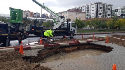 Yolda iki metre derinlikte göçük: Cadde trafiğe kapatıldı