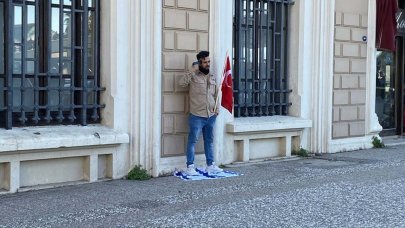 İzmir'de İsrail protestosu! Başına silah dayadı, İsrail bayrağını yere serip üstüne bastı