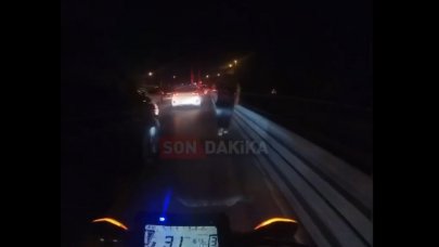 Köprü yolunda akılalmaz kaza! Motorcu kadın, karayolunda yürüyen yayaya çarptı…