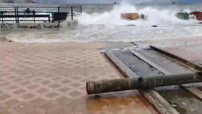 Deniz taştı, balıkçılar zarar gördü!