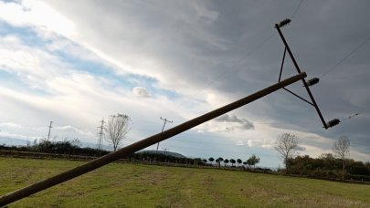 Samsun'da elektrik direkleri devrildi