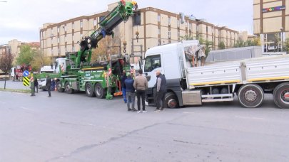 Asfalt çöktü, kamyon tekerleği çukura saplandı