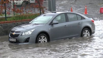 Yollar göle dönünce araçlar zor anlar yaşadı