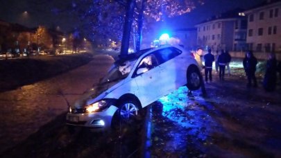 16 yaşındaki genç arkadaşıyla bir oldu, babasından habersiz otomobili kaçırdı