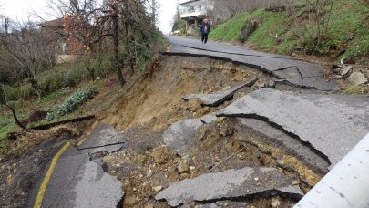 Heyelan nedeniyle iki köy yolu kapandı