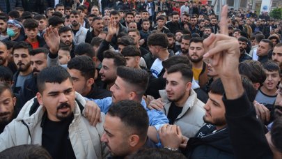 Kur'an-ı Kerim'i yırtarak küfreden şahıs çevredekiler tarafından linç edildi