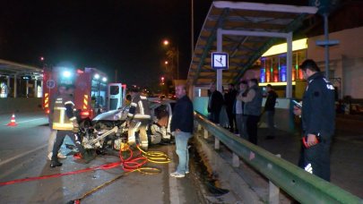 Kontrolden çıkan otomobil metronun duvarına çarptı