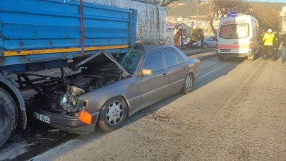 Sürücü, güneşliği indirirken TIR'ın altına girdi!