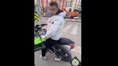 Plakası kapalı gezen motorcu karşısında polisi görürse…